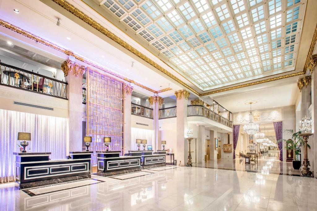 华盛顿五月花傲途格精选酒店的大型大堂设有天窗和天花板