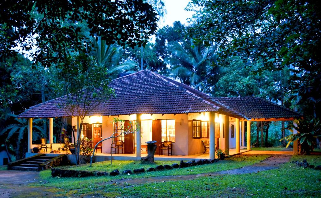 ArawwawalaCaptain's Bungalow, Kandy的前面有灯的小房子