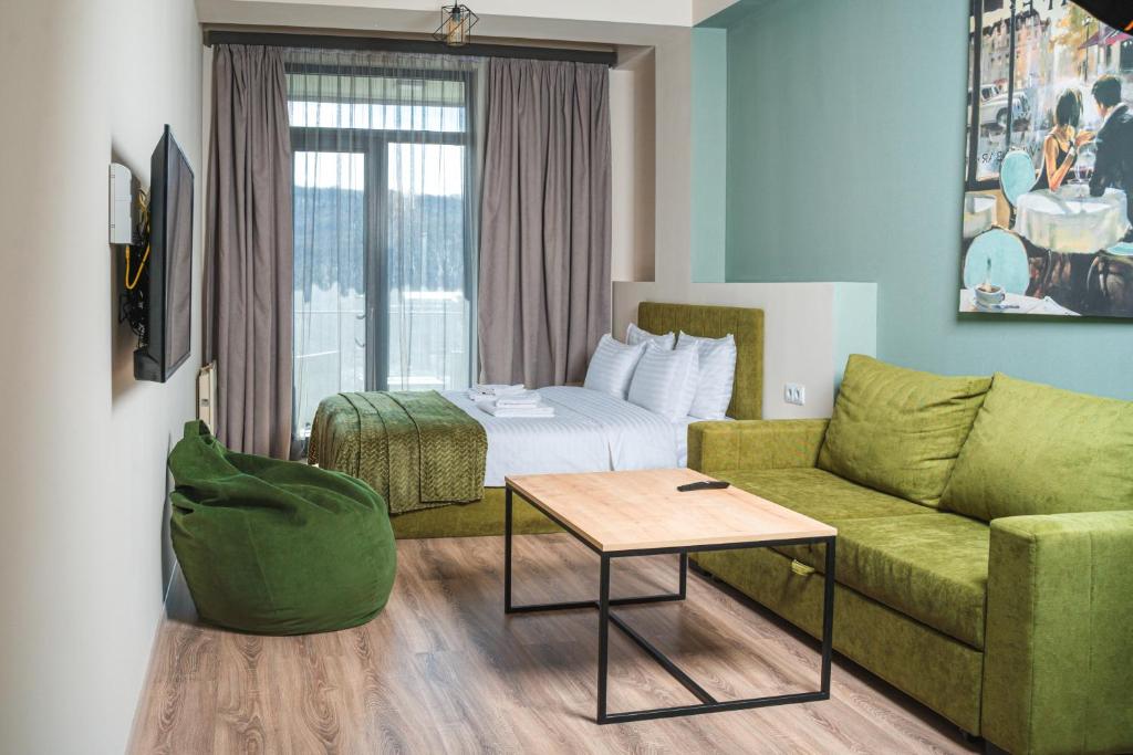 萨克德佐尔镇Forest Apartments Hotel的酒店客房设有一张沙发和一张床
