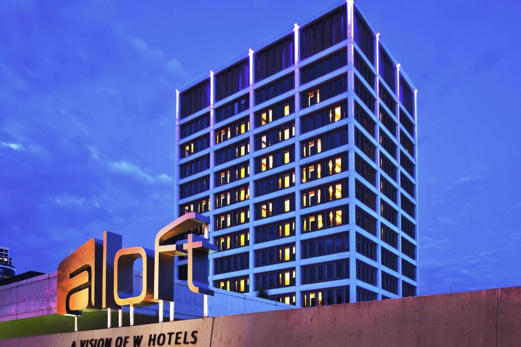 塔尔萨塔尔萨市中心雅乐轩酒店的前面有标志的高楼