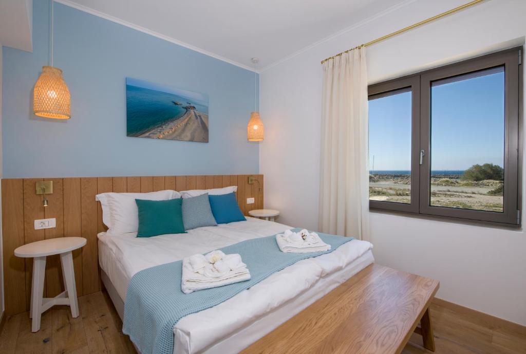 帕琉乔拉Christos Place-Paleochora的一间卧室配有带毛巾的床