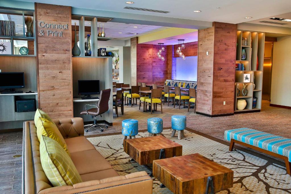萨凡纳Fairfield Inn & Suites by Marriott Savannah Midtown的一个带沙发和桌子的大堂以及一间用餐室