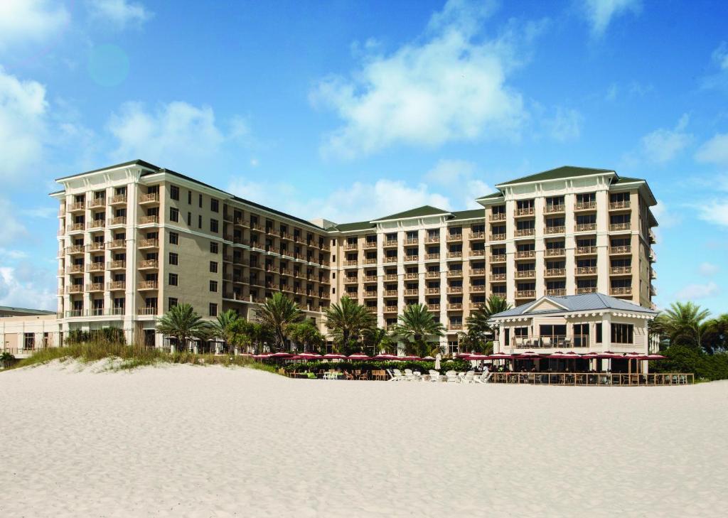 克利尔沃特Sandpearl Resort Private Beach的海滩上的大型酒店,拥有海滩