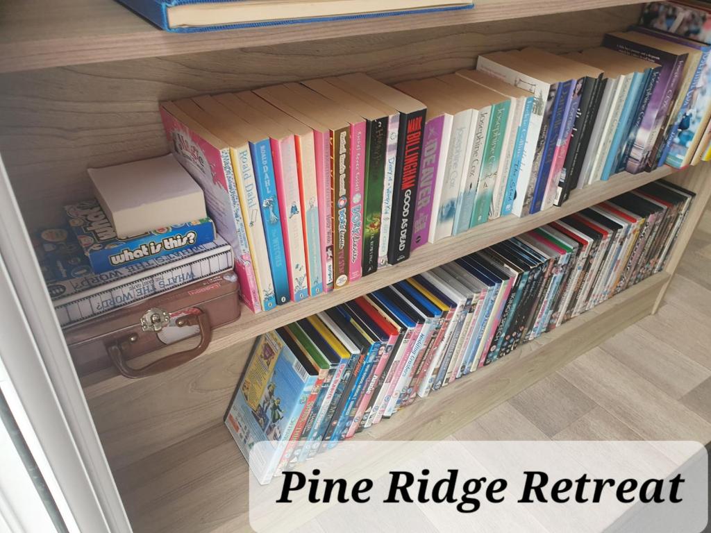 莫珀斯Pine Ridge Retreat With FREE GOLF and Air Conditioning的书架上堆满了书