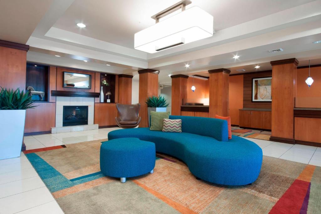 埃尔森特罗菲尔福德旅馆&埃尔森特罗套房酒店的客厅设有蓝色的沙发和壁炉