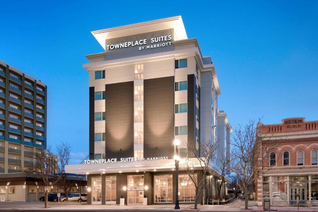 盐湖城TownePlace Suites by Marriott Salt Lake City Downtown的上面有标志的建筑