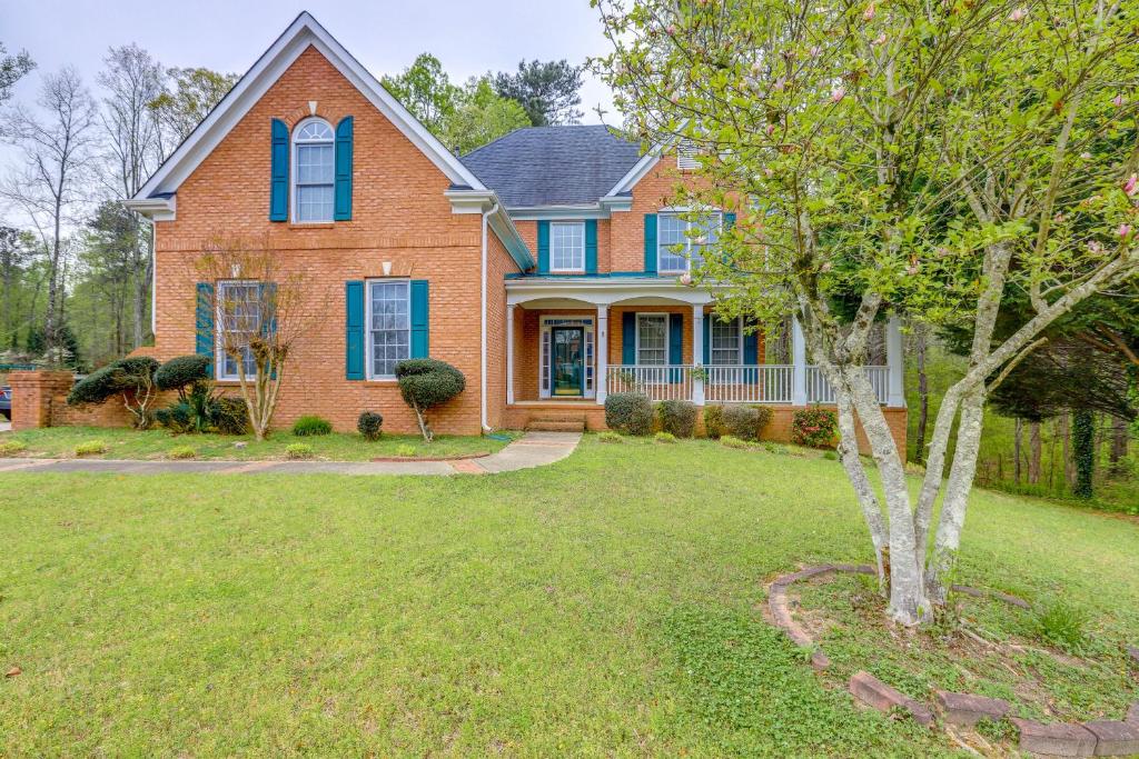 费耶特维尔Quaint Fayetteville Vacation Rental with Lake Access的院子里有蓝色百叶窗和一棵树的房子