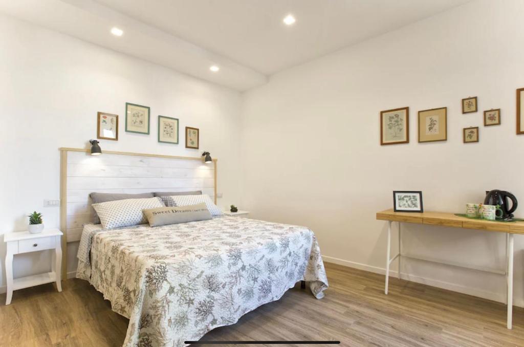 阿尔盖罗Catalogna10 Rooms的白色卧室配有床和桌子