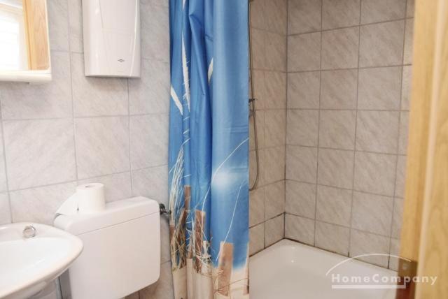 黑明根GARNI的带淋浴、卫生间和盥洗盆的浴室