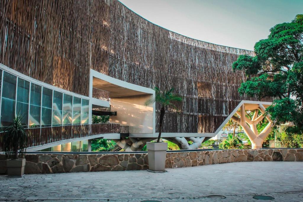 图斯潘罗德里格斯卡诺Courtyard by Marriott Tuxpan Veracruz的瀑布楼宇的 ⁇ 染