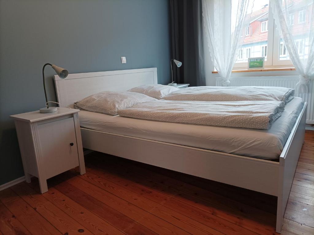 勒伯尔斯塔芬霍夫罗贝尔公寓的一间卧室配有一张带灯和窗户的床