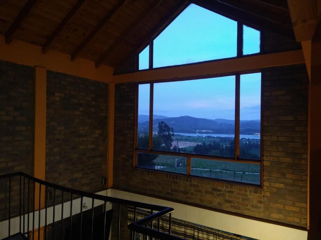 派帕Casa De Los Colores的客房设有2扇享有美景的大窗户。
