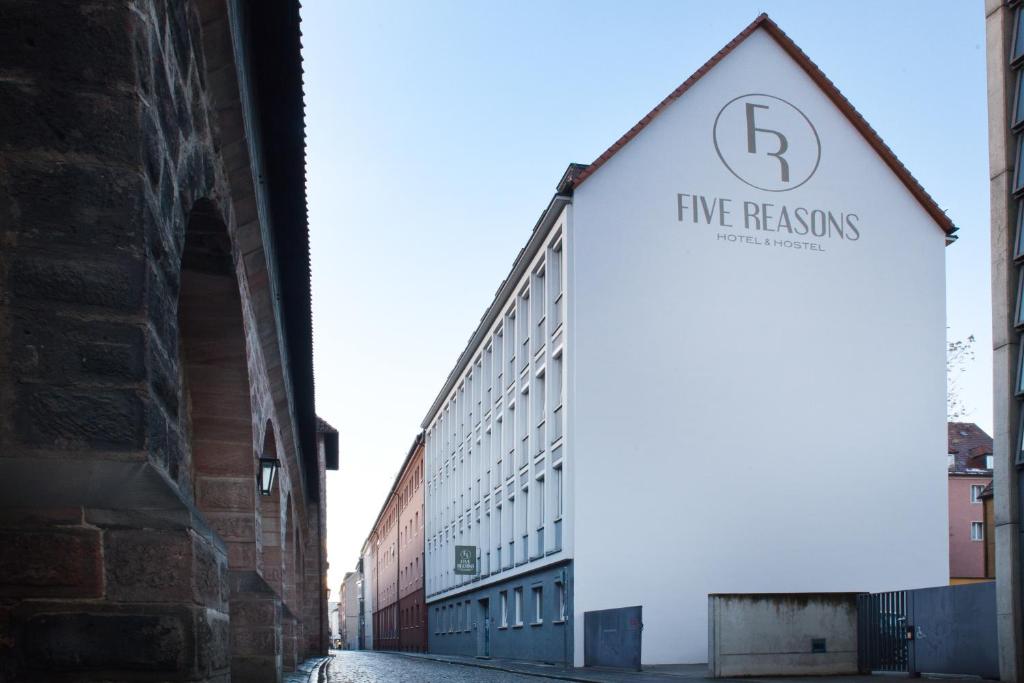 纽伦堡伍瑞森旅舍的白色的建筑,上面有读出五种理由的标志
