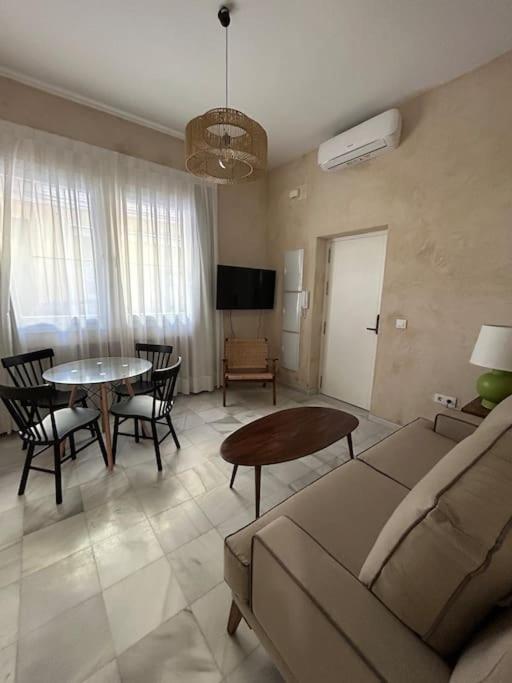 塞维利亚Casa Procurador Triana的客厅配有沙发和桌子