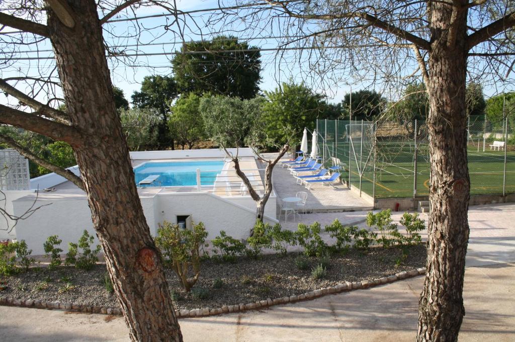 Santa LuciaLos Verdiales的一座树木繁茂的庭院内的游泳池