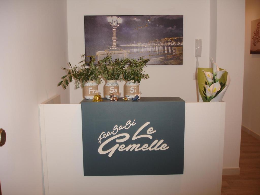 巴里Le Gemelle的上面有植物的柜台上的标志