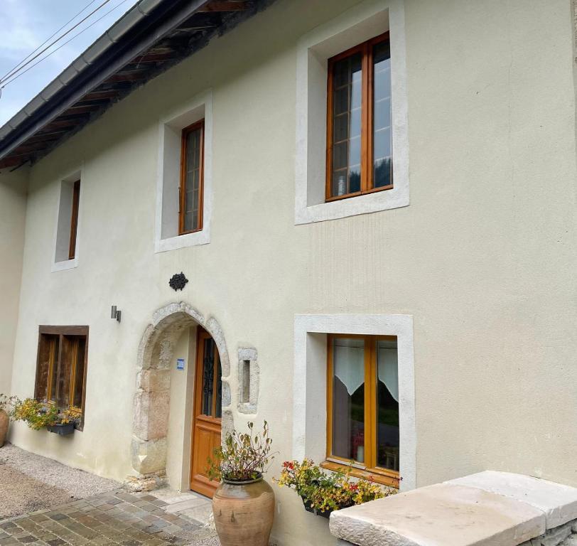 莱鲁斯7 p - Au cœur du massif jurassien的白色的房子,有窗户和门