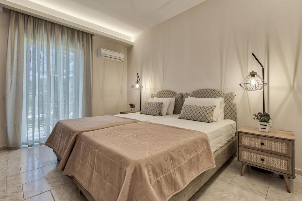 蒂锡利维索菲亚 - 伊奥塔一室公寓及公寓的一间卧室设有一张大床和一个大窗户