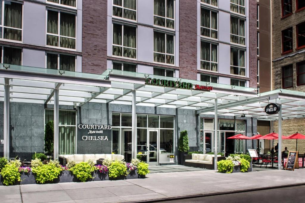 纽约纽约曼哈顿/切尔西万怡酒店的大楼前设有桌椅的餐厅