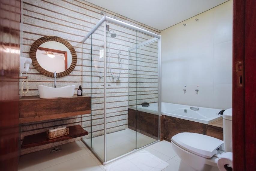 伊加拉佩Hotel Fazenda Vale Amanhecer的带淋浴、卫生间和盥洗盆的浴室