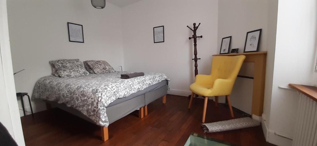 雷恩Ker Karantez的一间卧室配有一张床和一张黄色椅子