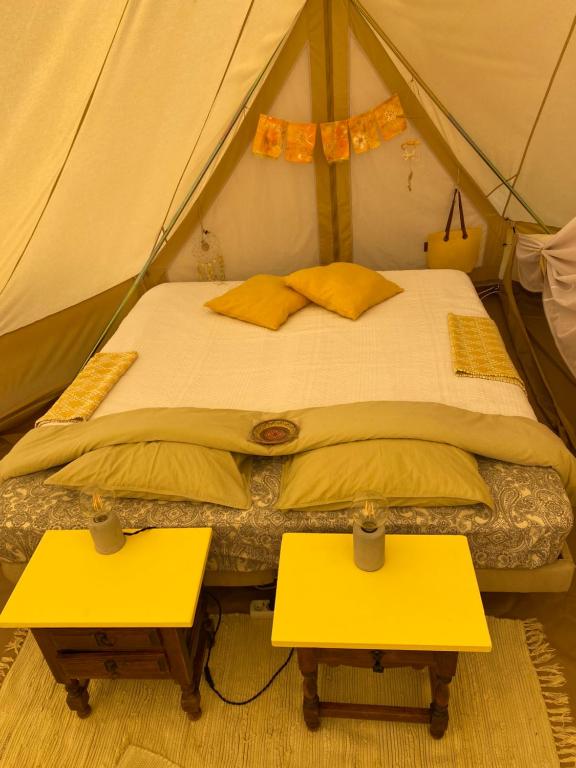 皮萨拉Glamping Bed and Breakfast Finca Alegria de la Vida的帐篷内一间卧室,配有一张床