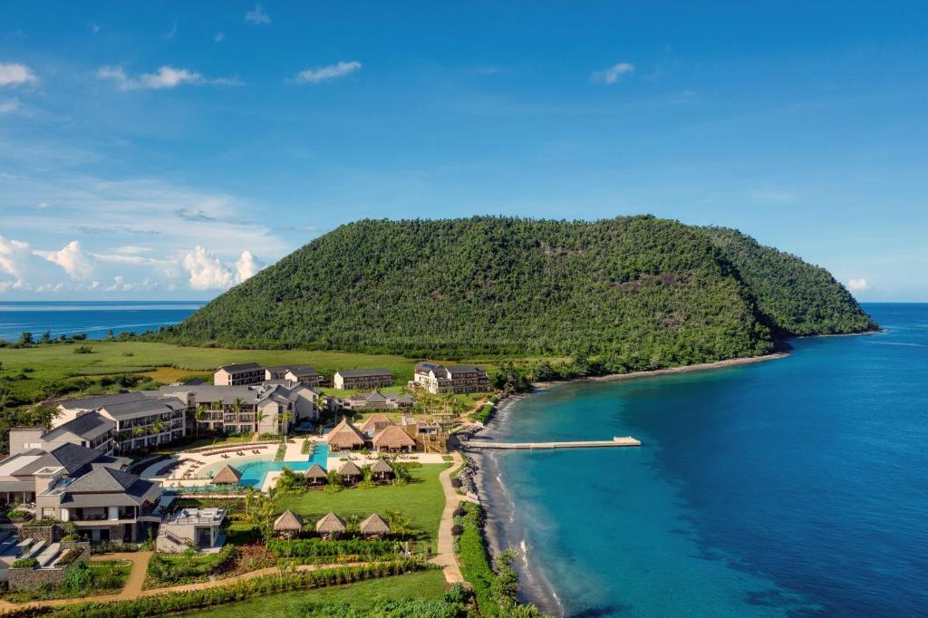 PortsmouthInterContinental Dominica Cabrits Resort & Spa, an IHG Hotel的享有度假胜地和海洋的空中景致