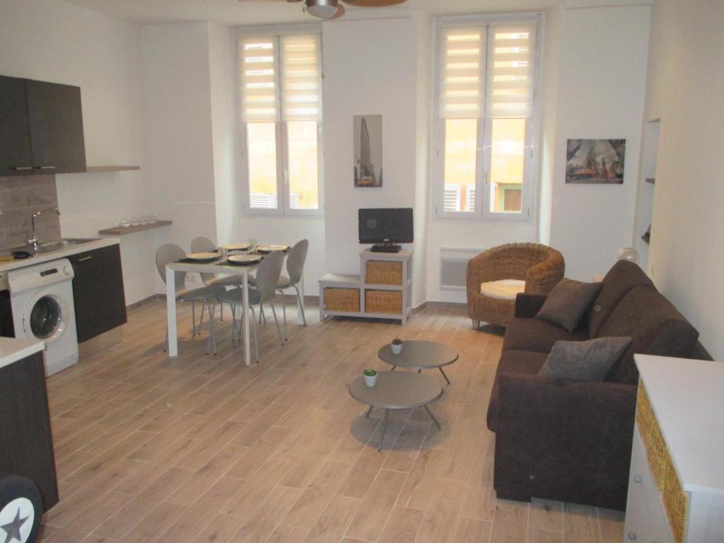 尼斯尼斯旧城区海滨一室公寓的客厅配有沙发和桌子