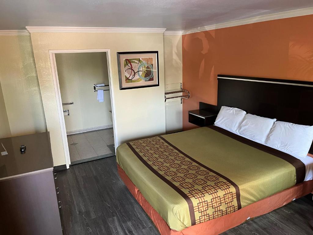 皮科里韦拉Rivera Inn & Suites Motel的一间酒店客房 - 带一张床和一间浴室