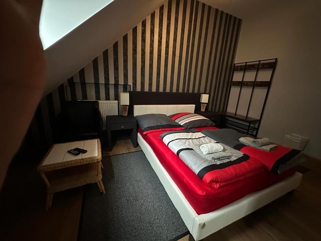 杜塞尔多夫Adam's Hostel - Self Check-In & Room Just For You Alone的一间卧室配有一张带红色毯子的床
