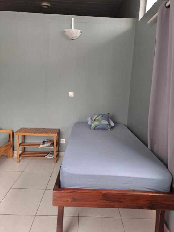 帕皮提Laure hébergement loue lits en dortoir的一间卧室配有一张蓝色床垫。