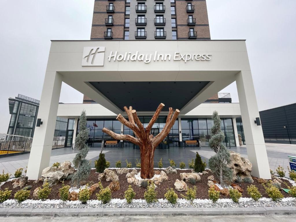 安卡拉Holiday Inn Express - Ankara - Airport, an IHG Hotel的一座建筑,上面有读假日旅馆特快的标志