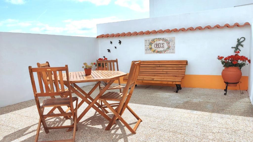 奥比多斯Mood Lodging - Óbidos的庭院设有桌椅和长凳