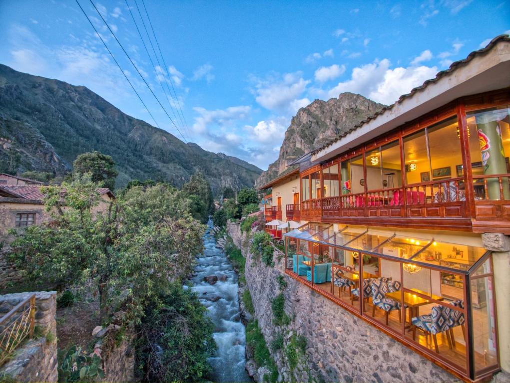 奥兰太坦波Sol Ollantay Exclusive Hotel的酒店享有河流和山脉的美景。