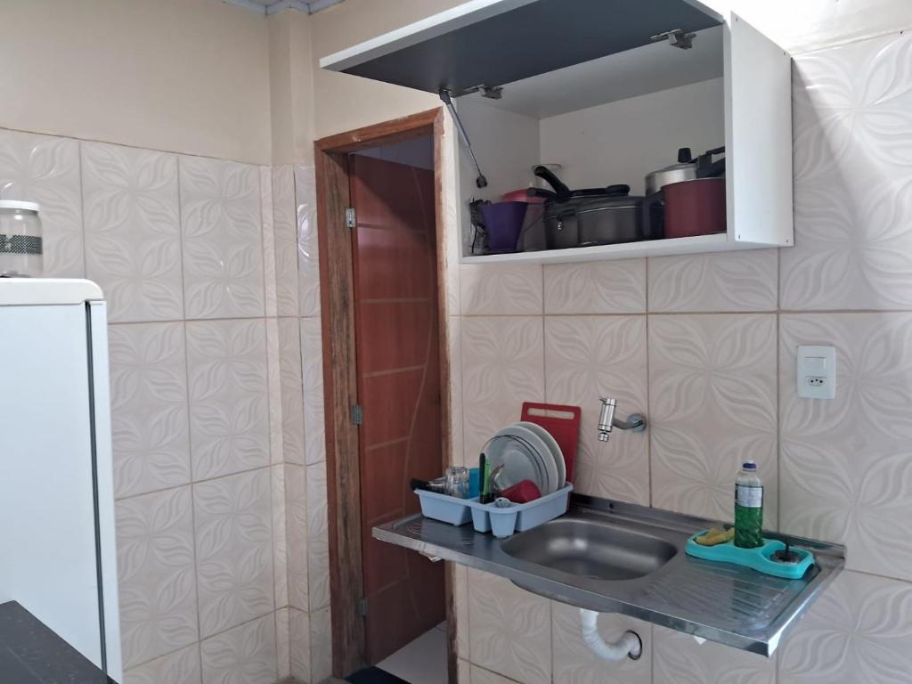 马瑙斯Edward Suíte Manaus 01的厨房配有水槽和台面