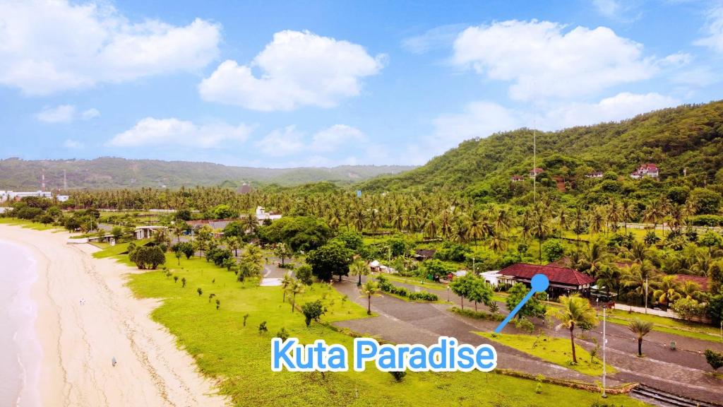 萨萨克Kuta Paradise的享有库塔天堂度假村和海滩的空中景致