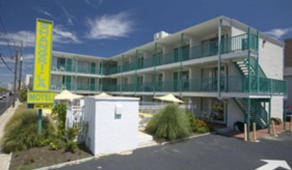 大洋城Shangri-La Motel的大型公寓大楼设有绿色阳台