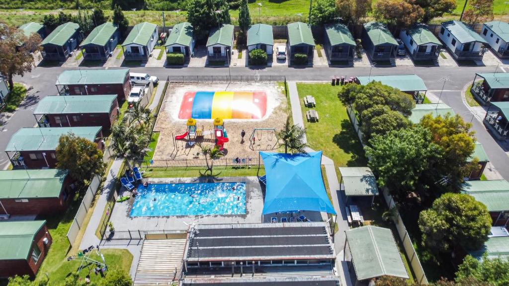 吉朗Tasman Holiday Parks - Geelong的享有带彩虹伞的游泳池的上方景色