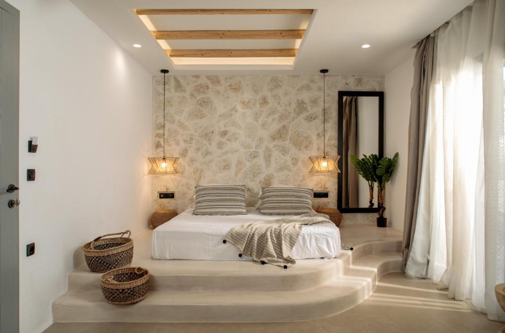 纳克索乔拉Naxos Village hotel的卧室配有一张带两个枕头的大白色床