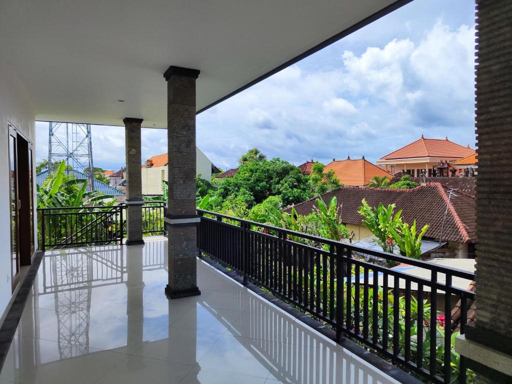 沙努尔LA Homestay sanur的市景阳台