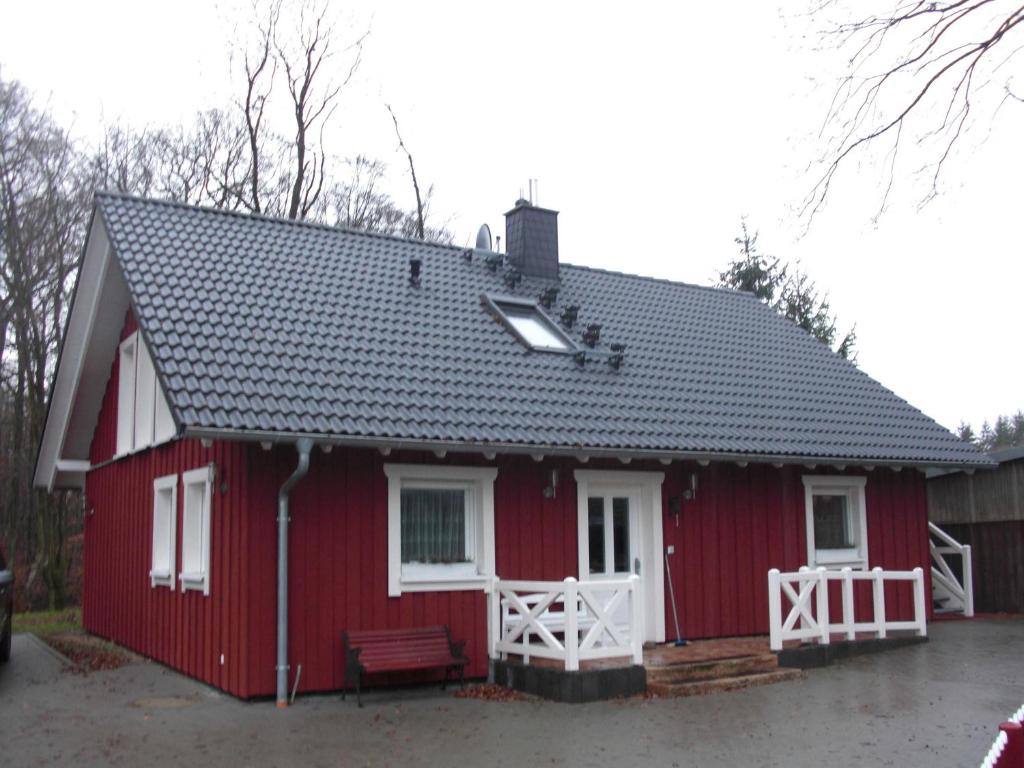 LanggönsFerienwohnung Studiowohnung, offener Wohn- und Schlafber的红色房子,有红色屋顶