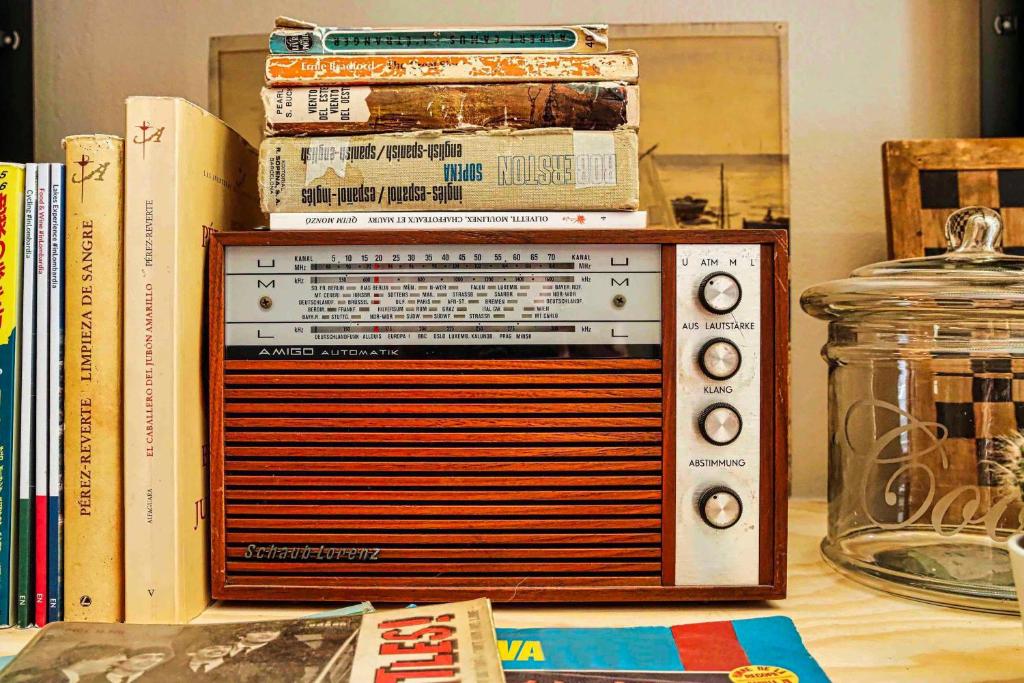 巴塞罗那Factory Hostels Barcelona的收音机上堆着的书