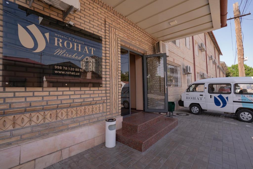 塔什干Rohat Mirobod的停在大楼前门的一辆面包车