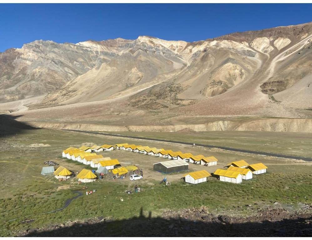 马拉里Dorje Camps Sarchu, Manali的山中村庄的空中景观