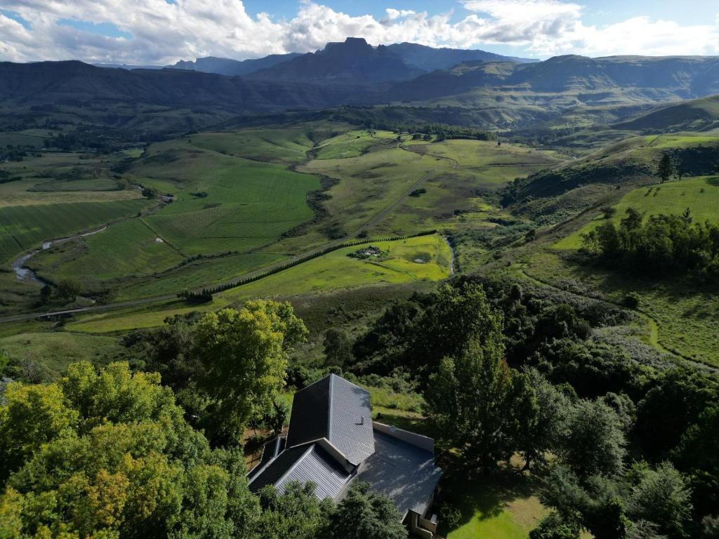 温特顿Drakenzicht Mountain Cottage的享有高山山谷中房屋的空中景致