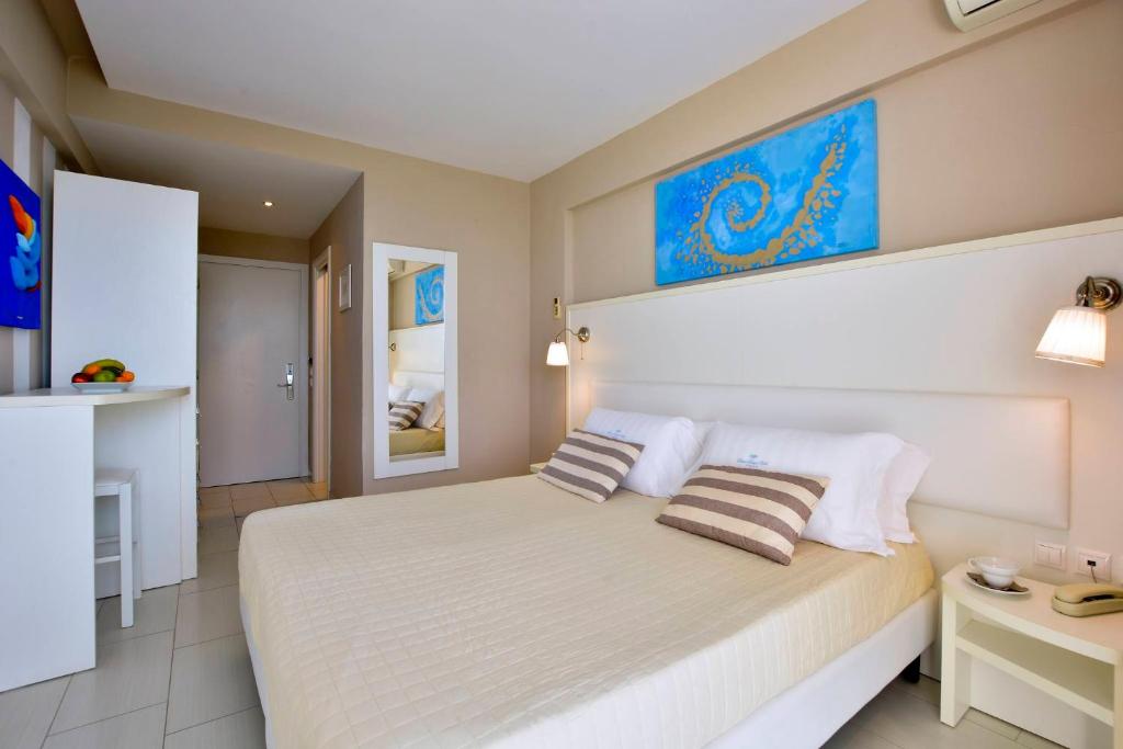 斯达林西达里比奇酒店的卧室配有一张带两个枕头的大白色床