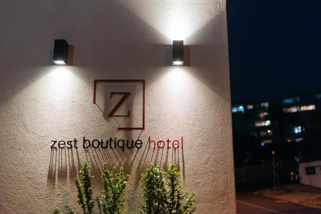 开普敦Zest Boutique Hotel by The Living Journey Collection的两盏灯在一座带酒店大楼的一侧
