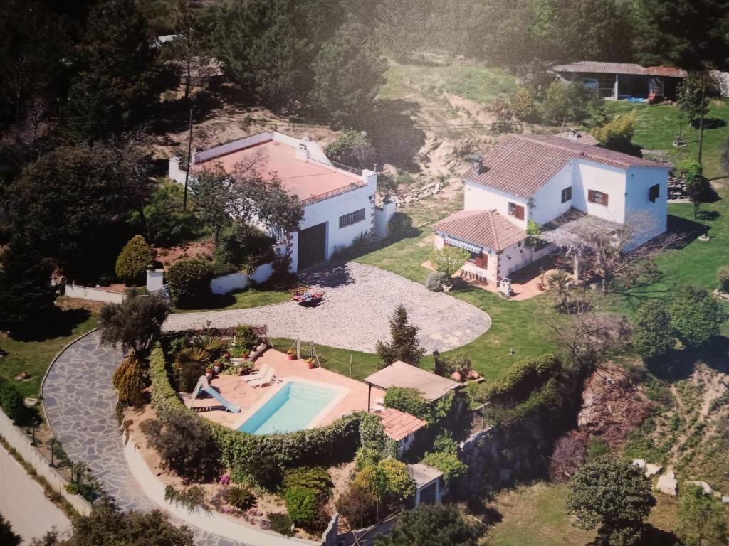 赫罗纳Cal Espardanyer的享有房子和游泳池的空中景致