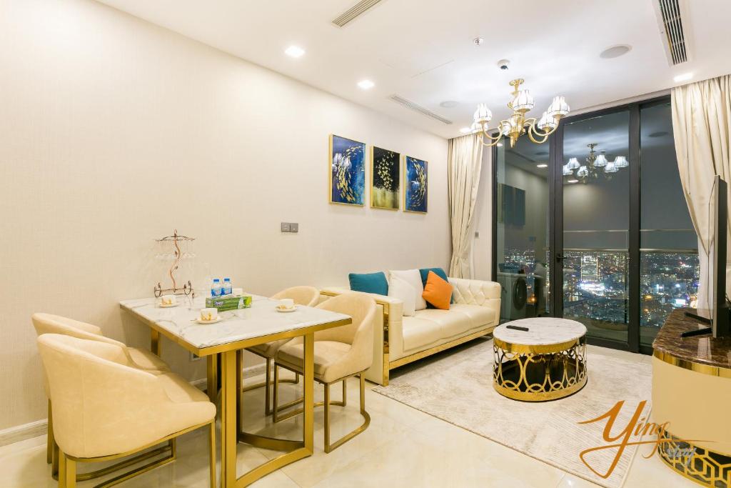 胡志明市Jessie Apartment - Infinity pool - Rivergate Residence的客厅配有沙发和桌子