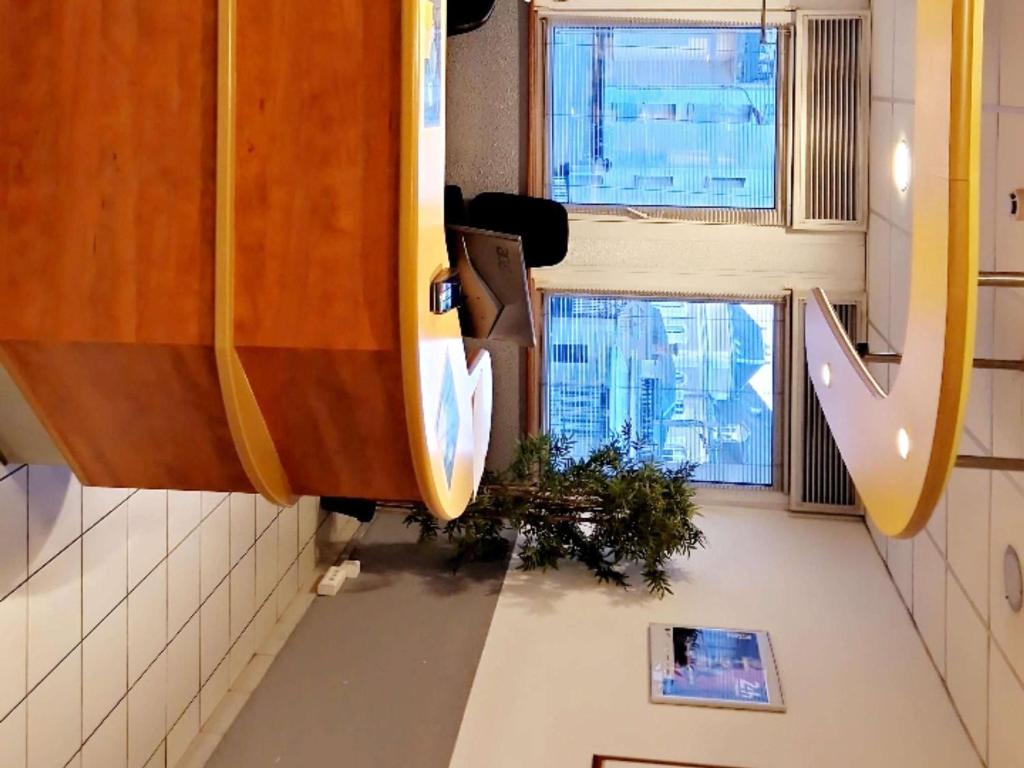勒芒勒芒市中心宜必思快捷酒店的走廊上的浴室设有窗户